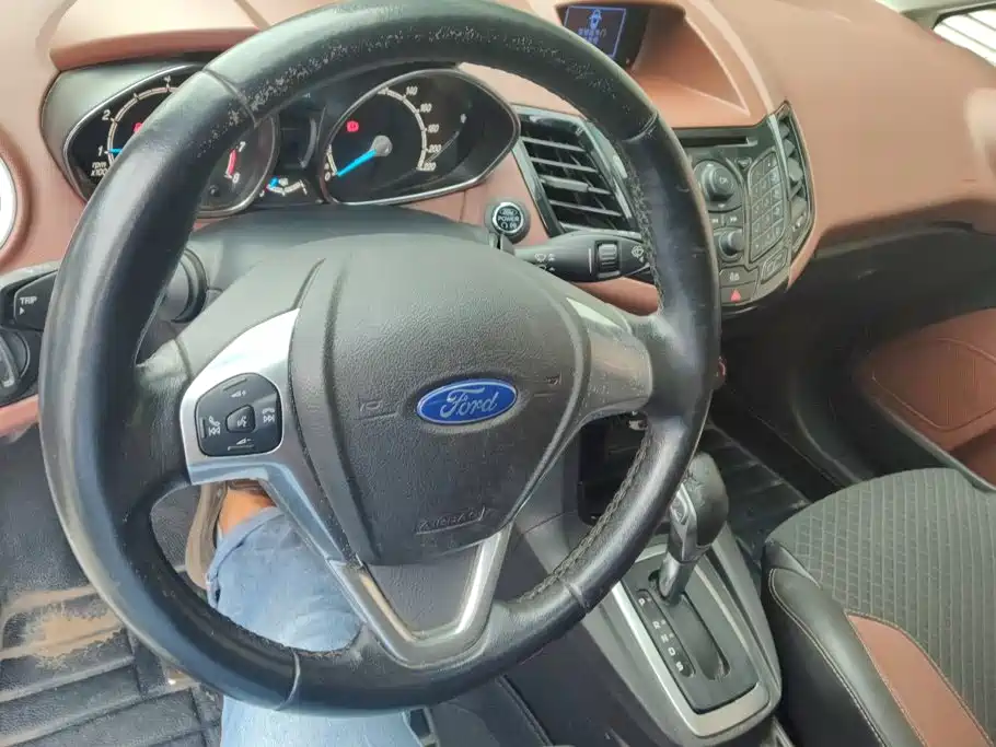 Ford Fiesta 2014 — фото 12