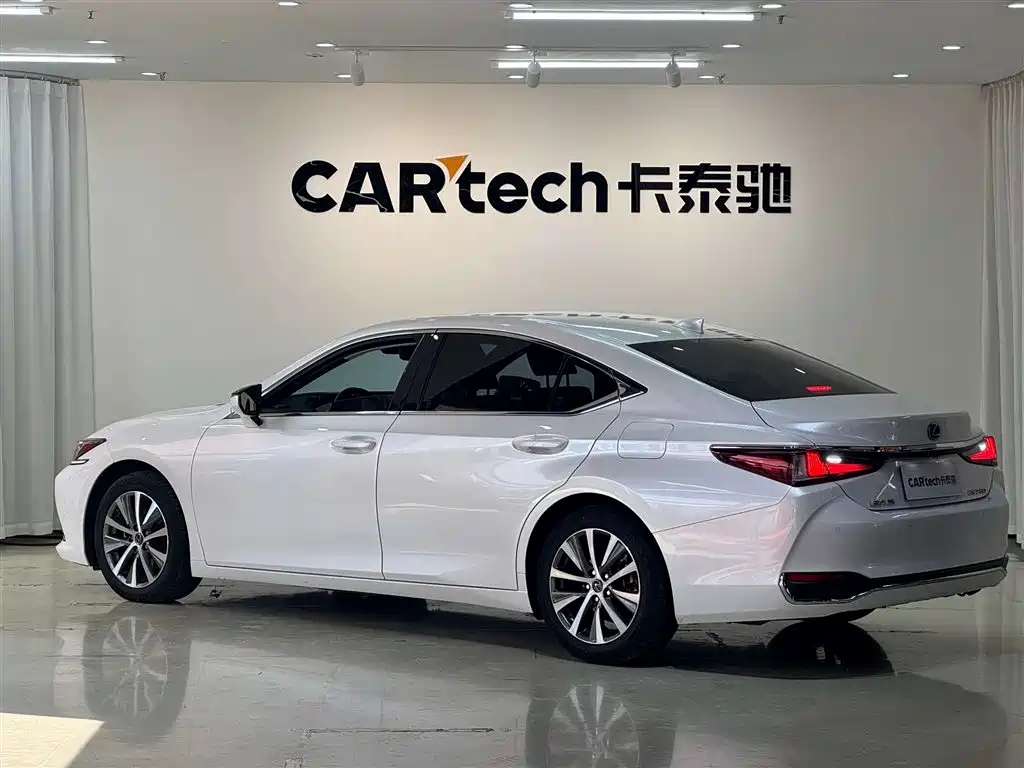 Lexus ES 2020