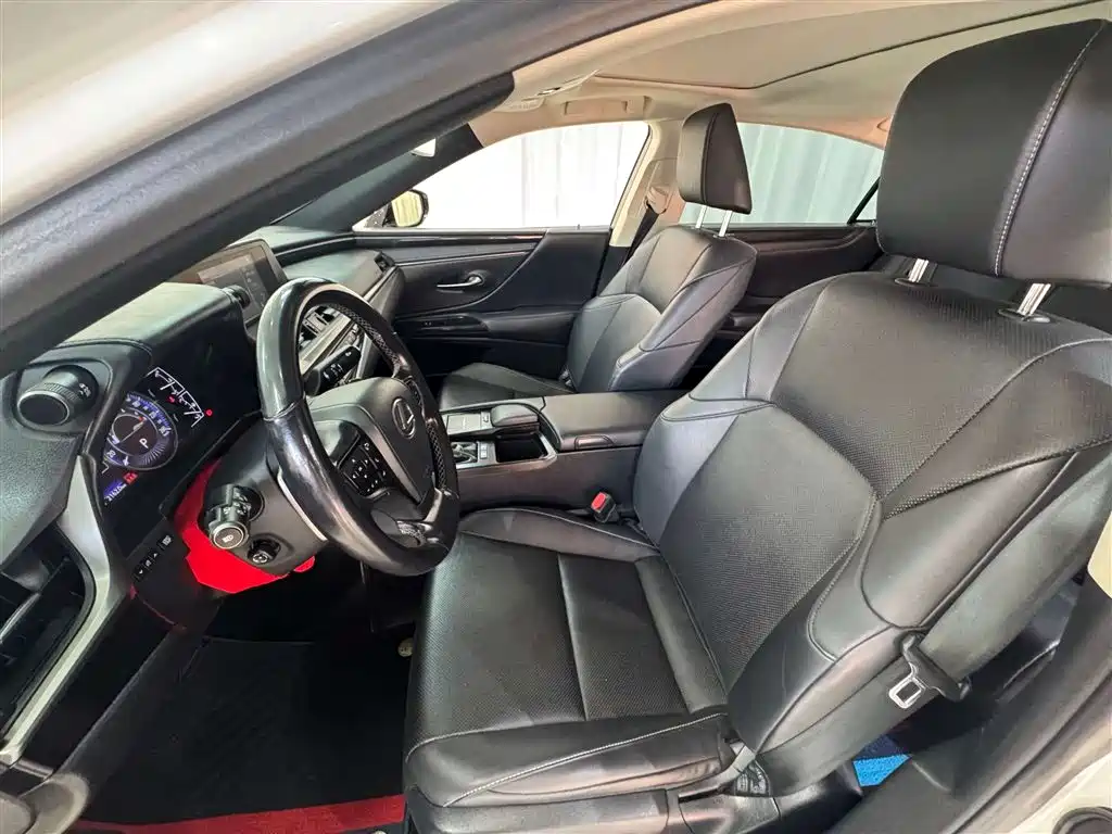 Lexus ES 2020 — фото 17