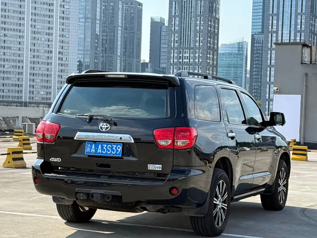Toyota Sequoia 2015 — фото 26