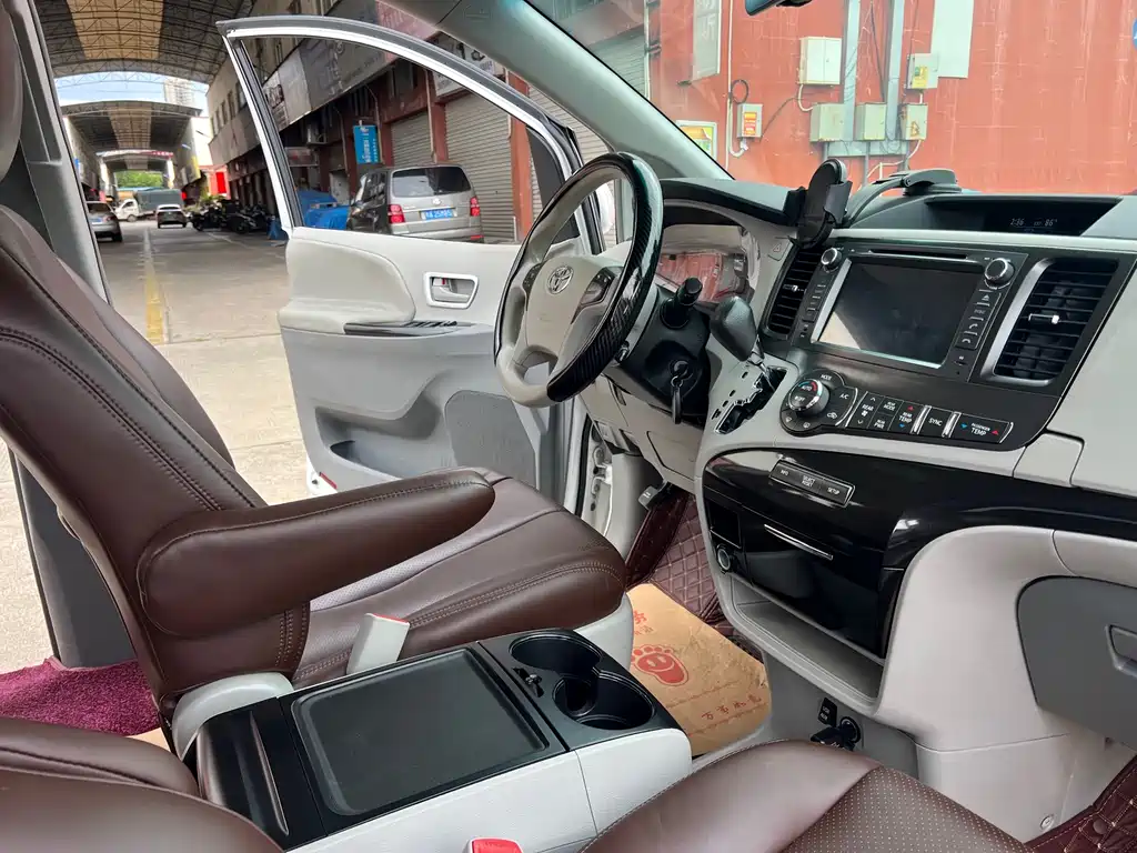 Toyota Sienna 2016 — фото 15
