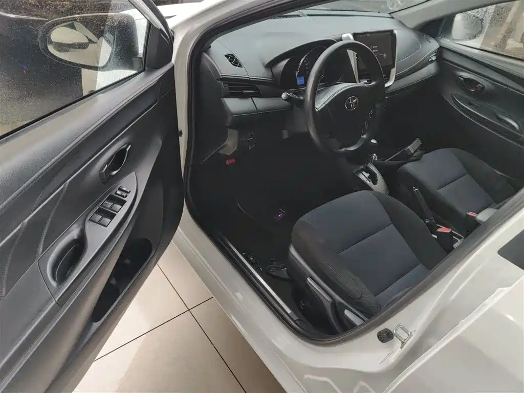Toyota Yaris L 2019 — фото 16