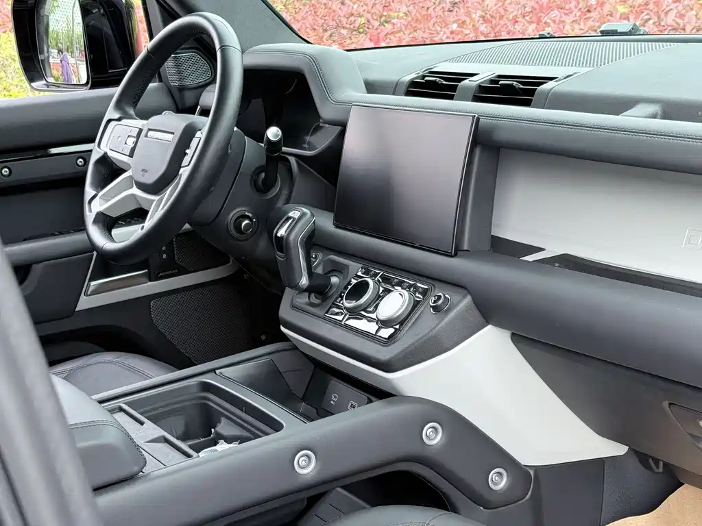 Land Rover Defender 2024 — фото 12