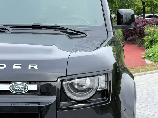 Land Rover Defender 2024