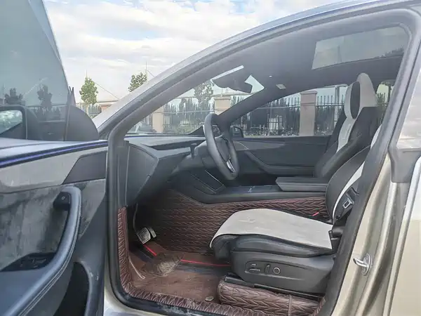 Tesla Model Y L 2026