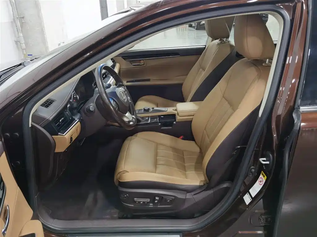 Lexus ES 2015 — фото 10