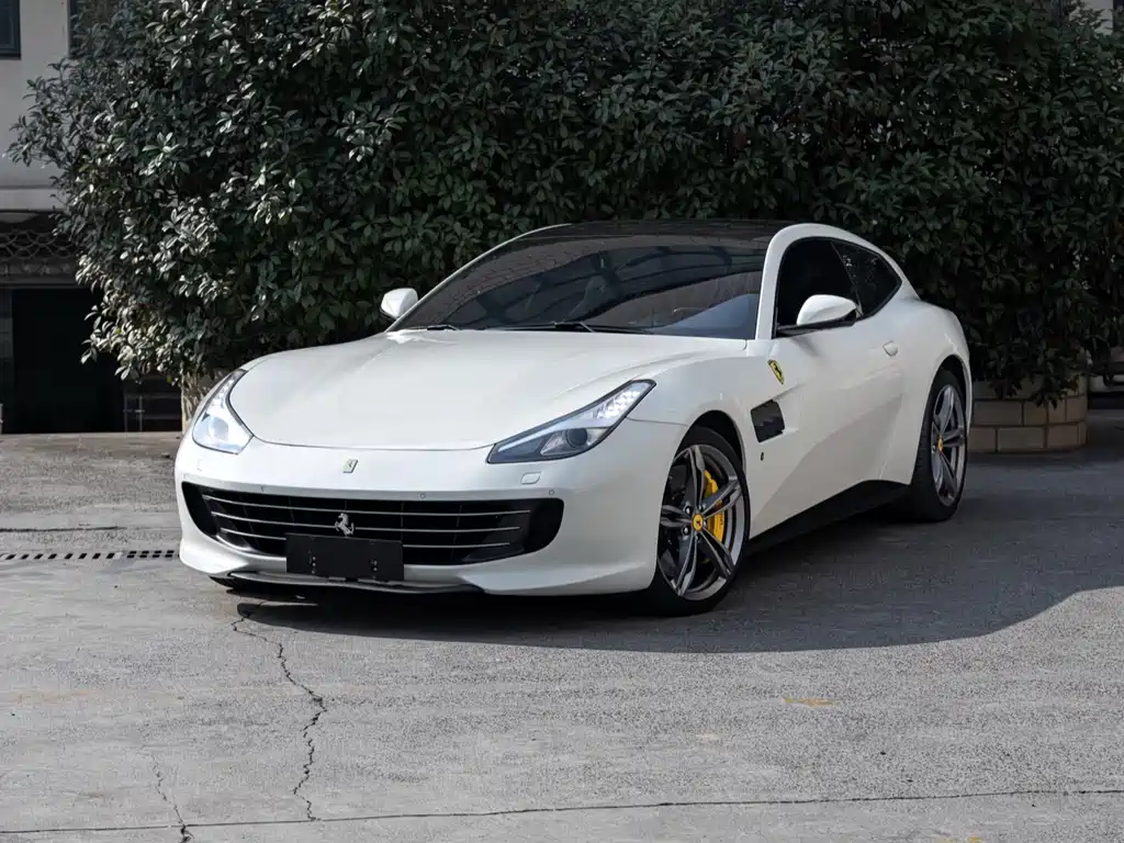 Ferrari GTC4Lusso 2017 — фото 1