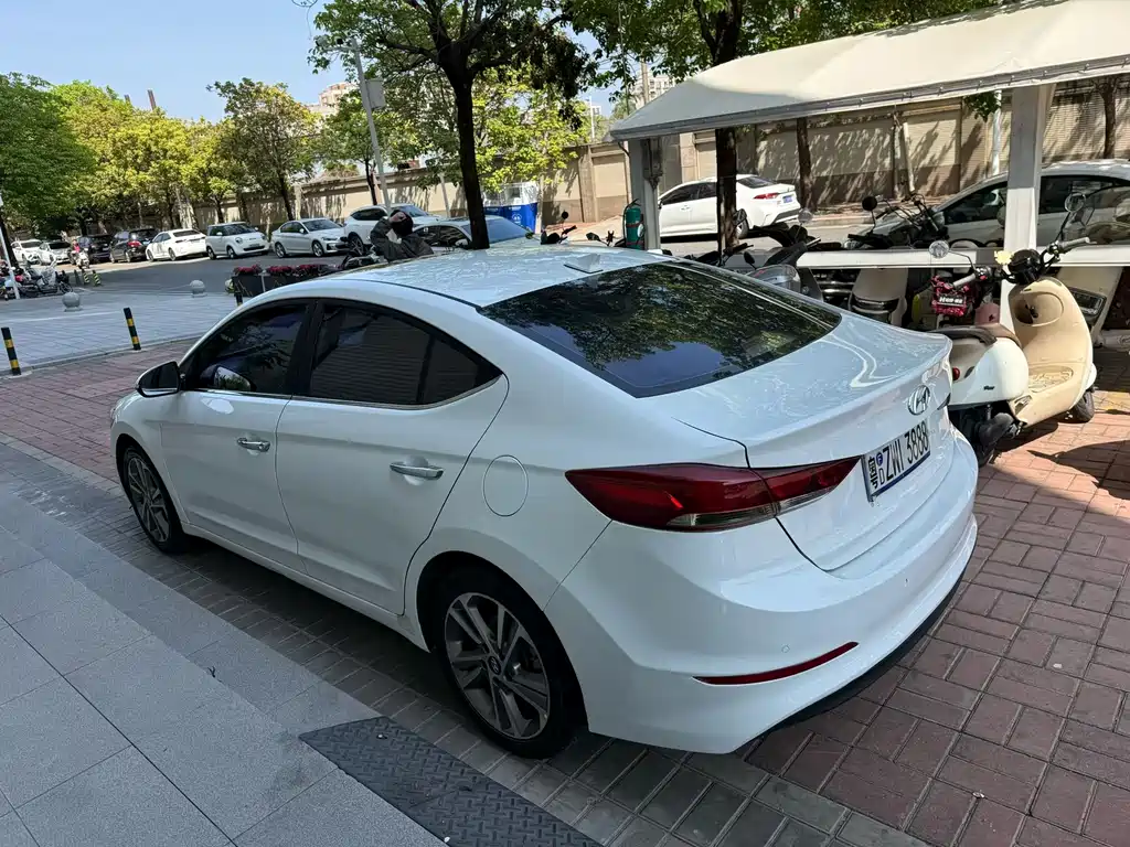 Hyundai Elantra 2018 — фото 9