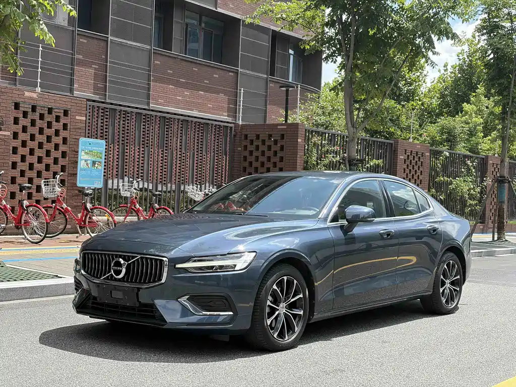 Volvo S60 2022 — фото 1