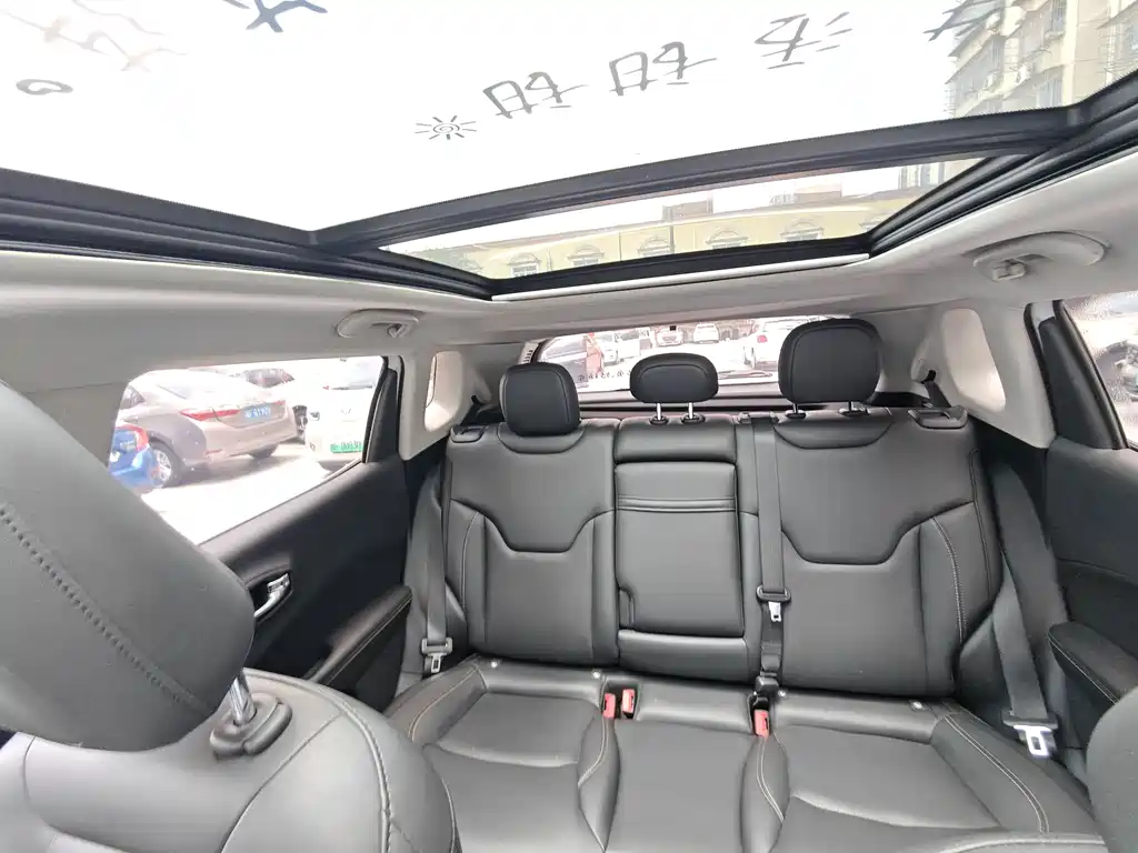 Jeep Compass 2018 — фото 16