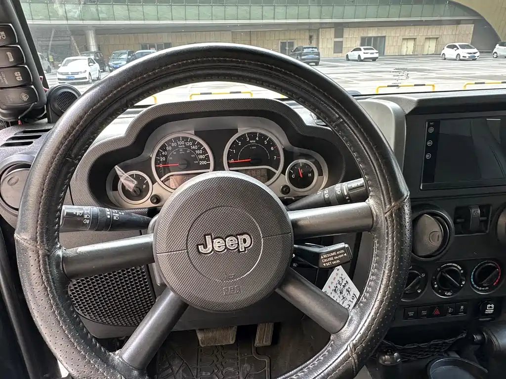 Jeep Wrangler 2010 — фото 13