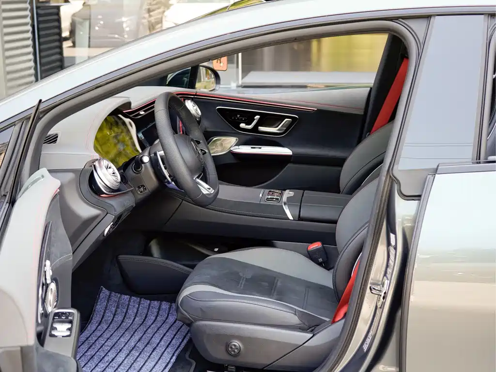 Mercedes-Benz EQE AMG 2024 — фото 12