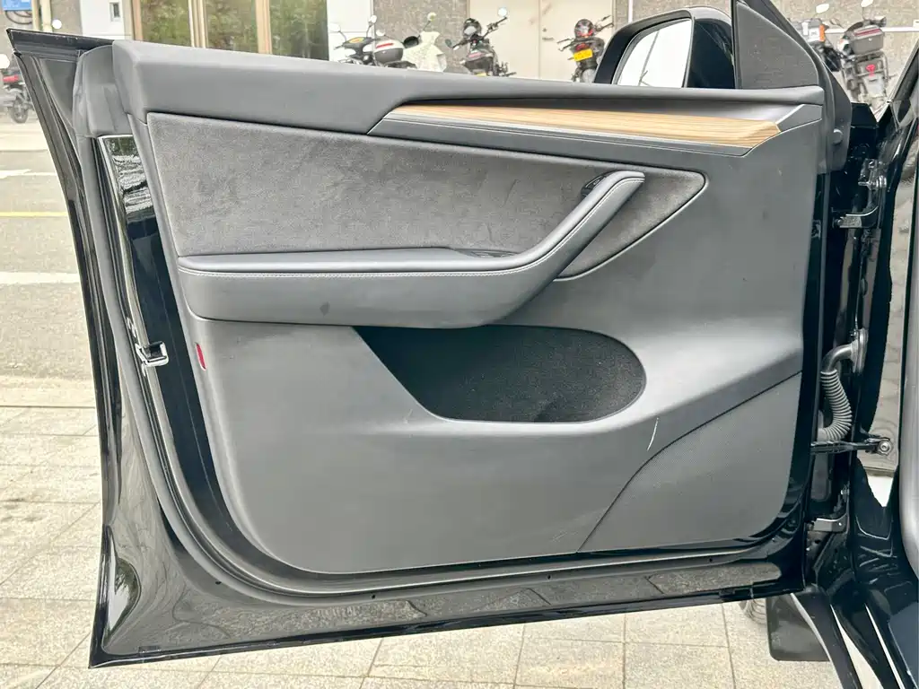 Tesla Model Y 2023 — фото 10