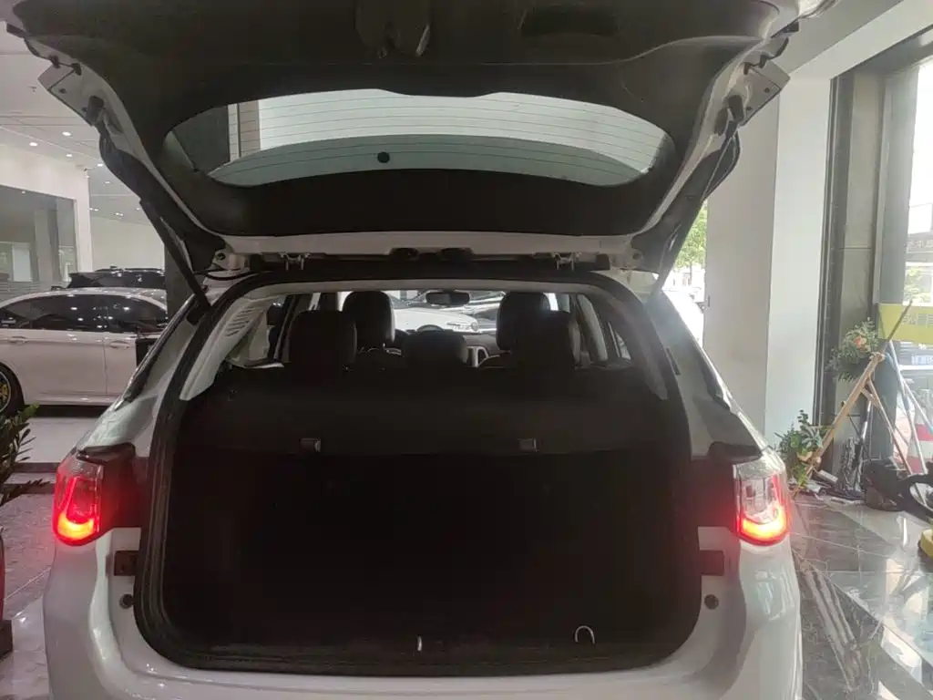 Jeep Compass 2017 — фото 19