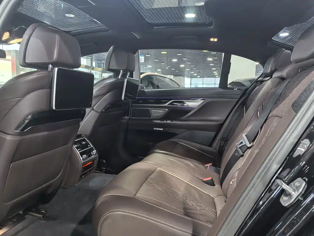 BMW 7 Series 2018 — фото 13