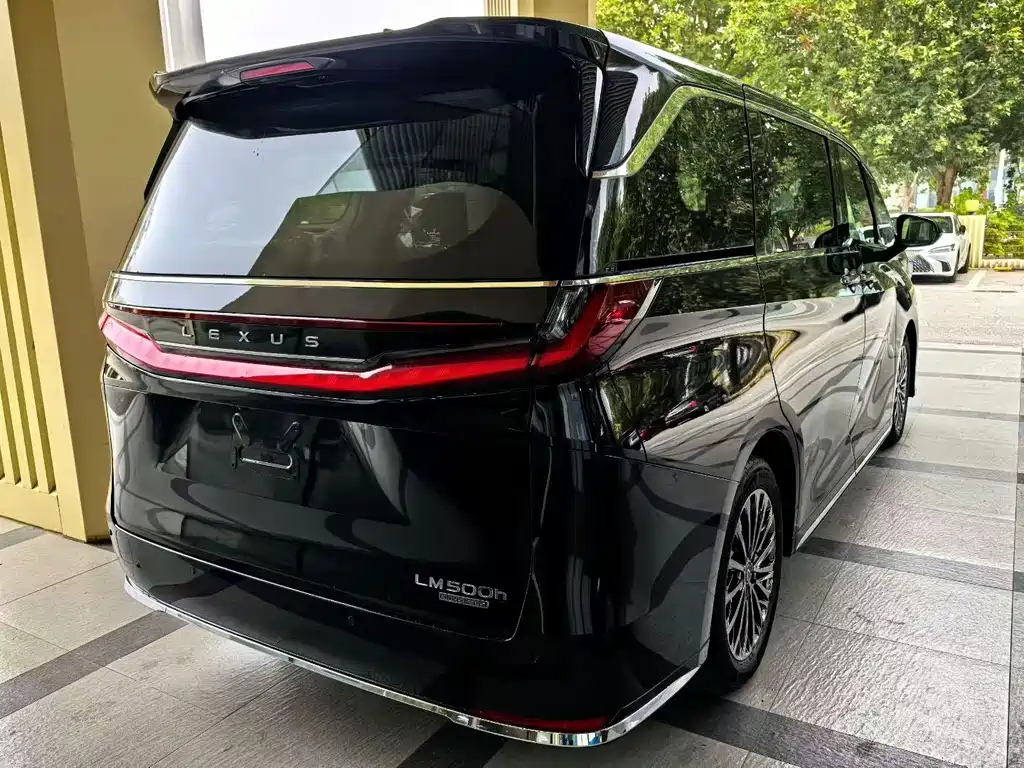Lexus LM — фото 17