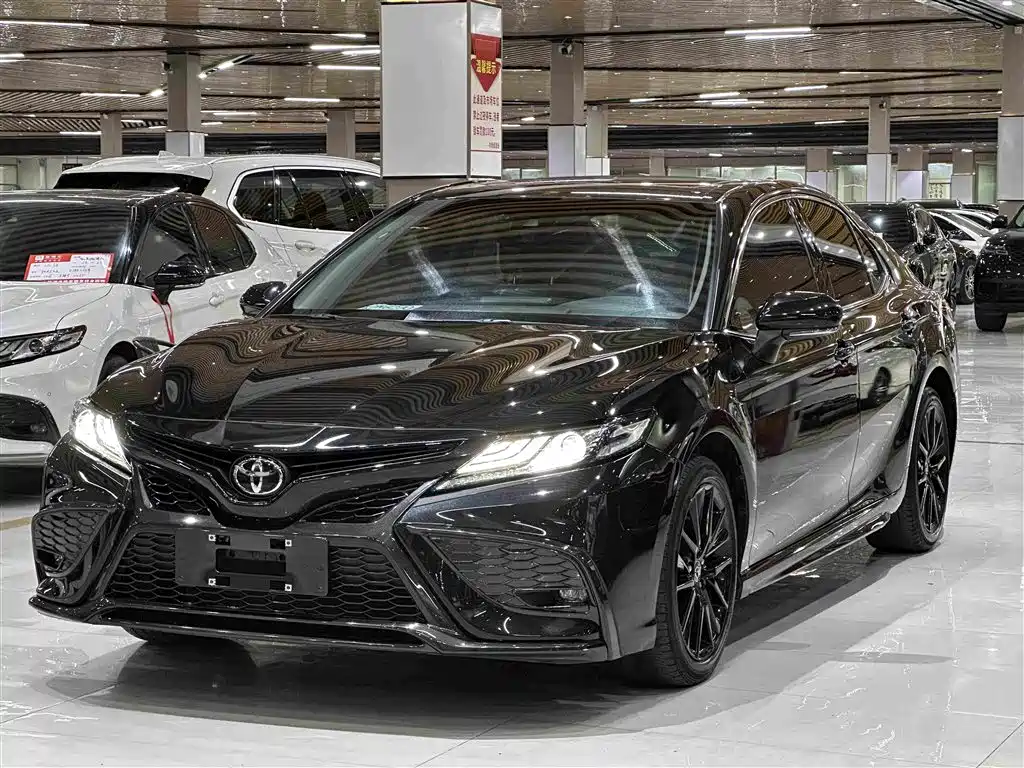 Toyota Camry 2022 — фото 1