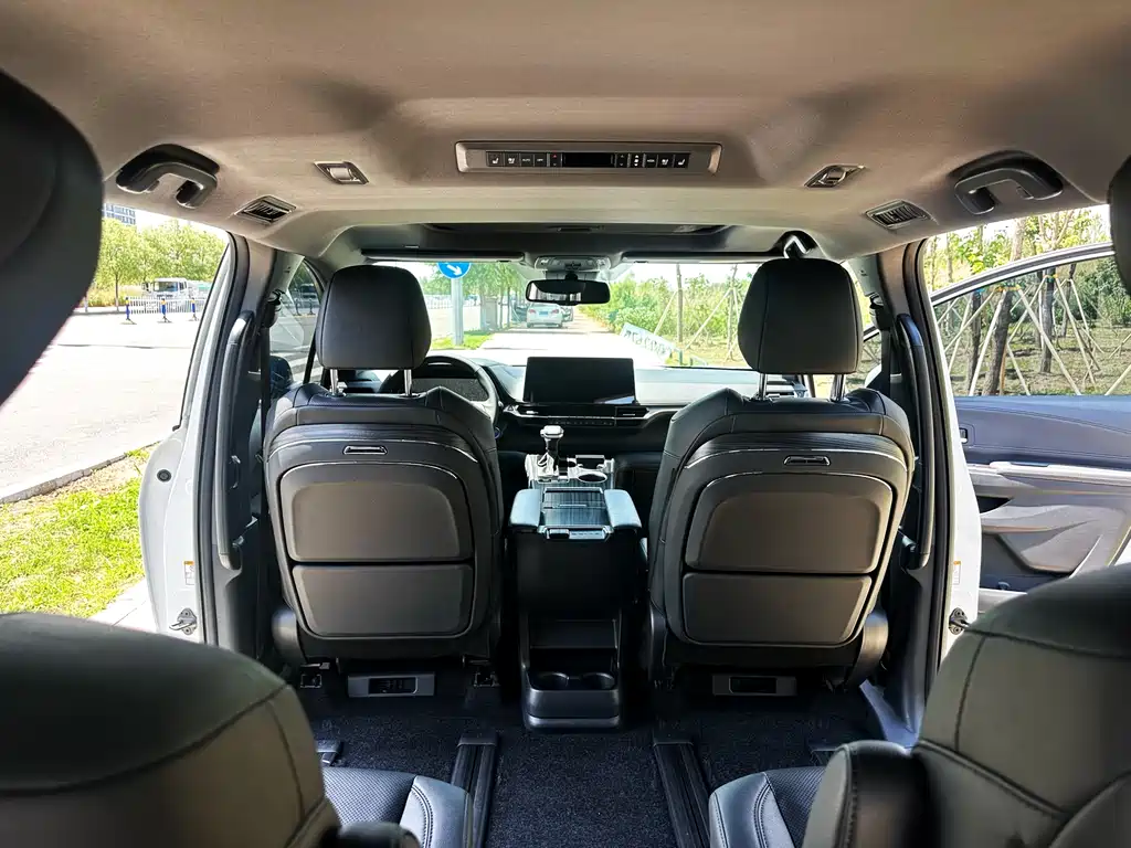 Toyota Sienna 2023 — фото 16