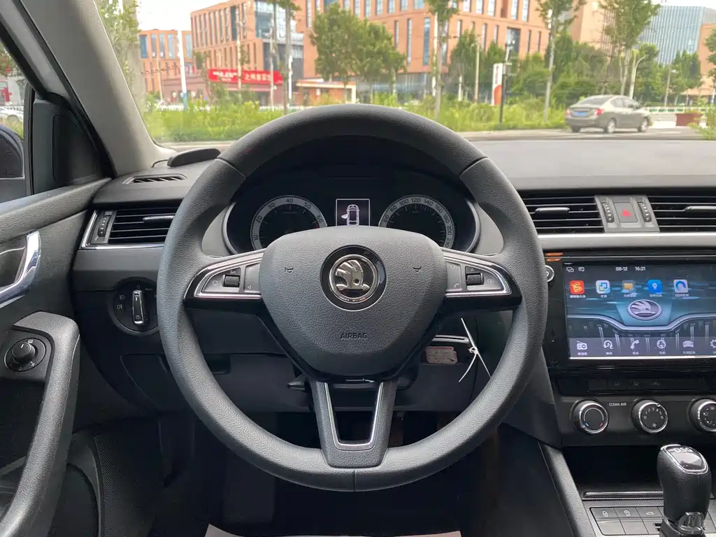 Skoda Octavia 2019 — фото 13