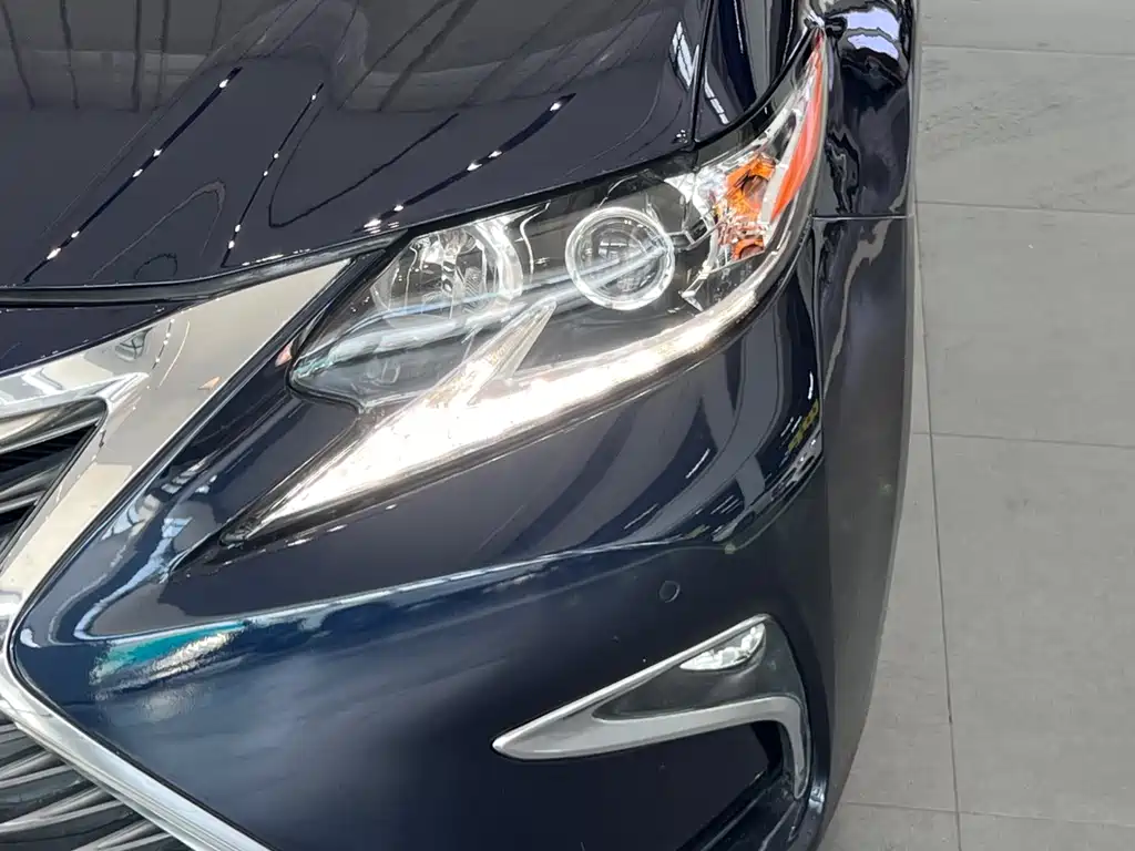 Lexus ES 2018 — фото 10