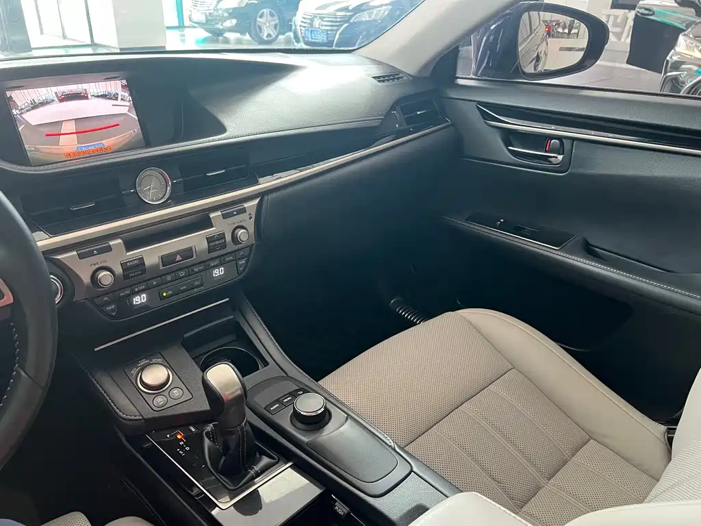 Lexus ES 2018 — фото 11