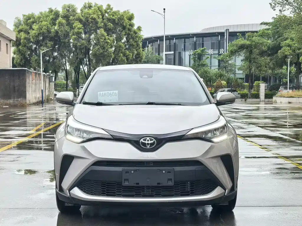 Toyota C-HR 2022 — фото 2