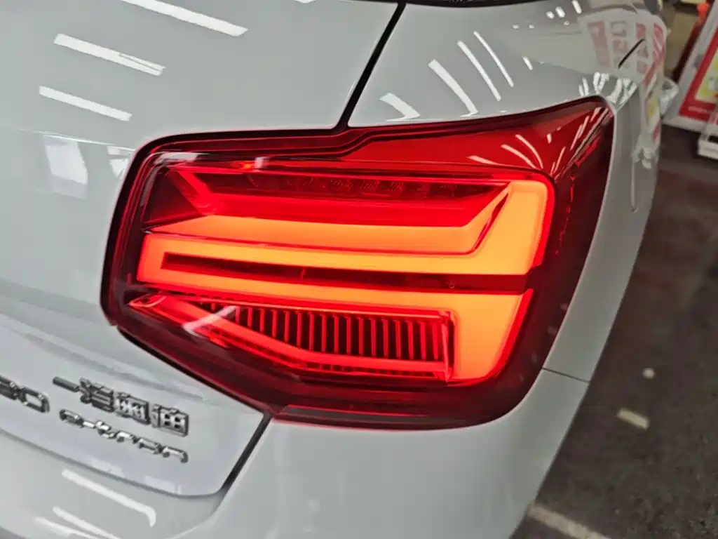 Audi Q2L e-tron 2020 — фото 8