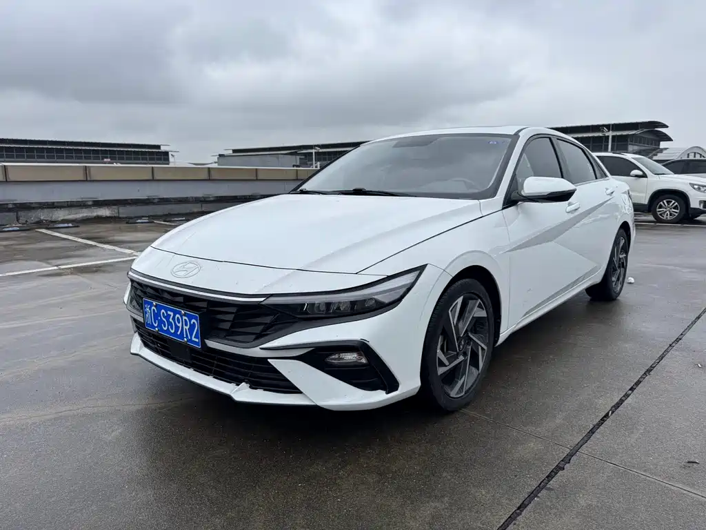 Hyundai Elantra 2023 — фото 1