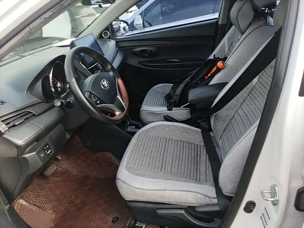 Toyota Yaris L 2023 — фото 15