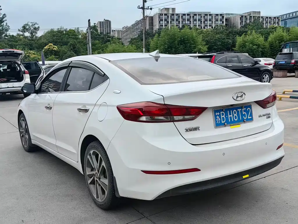 Hyundai Elantra 2018 — фото 12