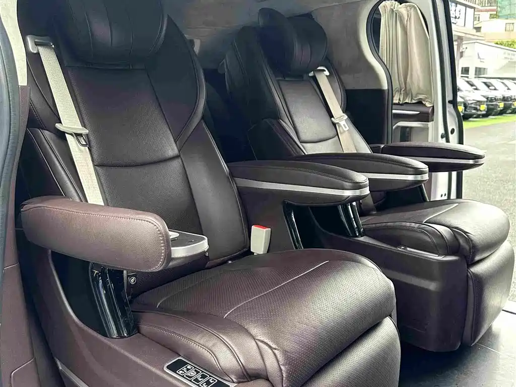Toyota Sienna 2022 — фото 17