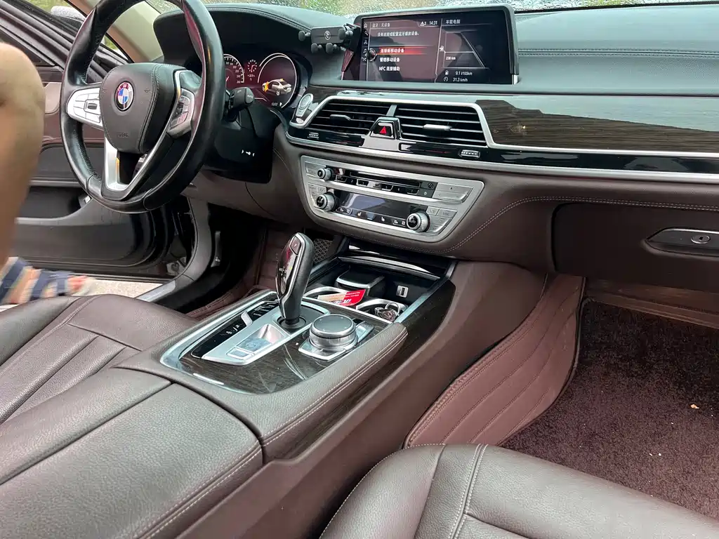 BMW 7 Series 2017 — фото 14