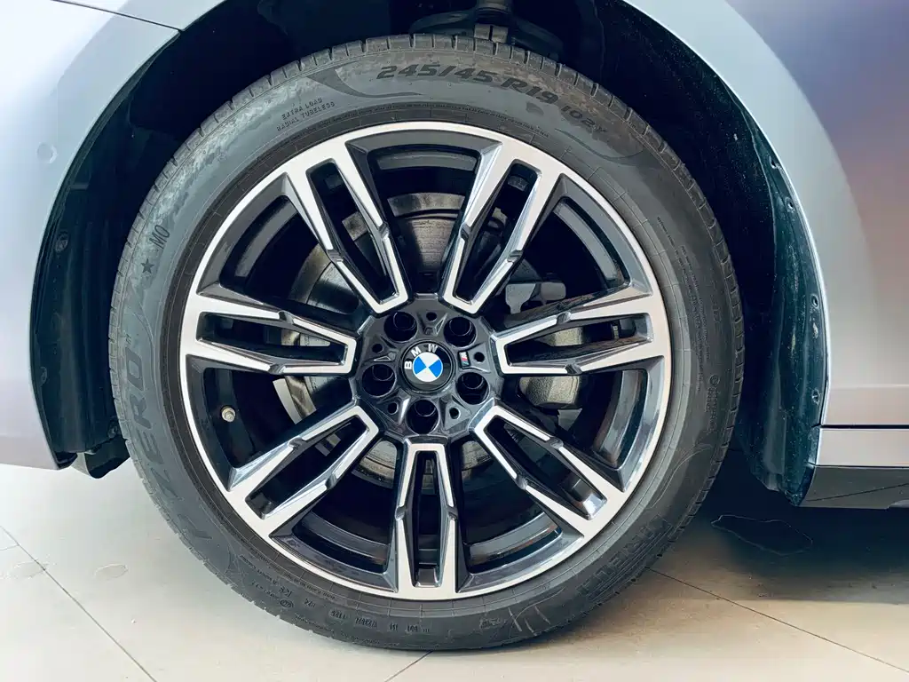 BMW 5 Series 2025 — фото 15