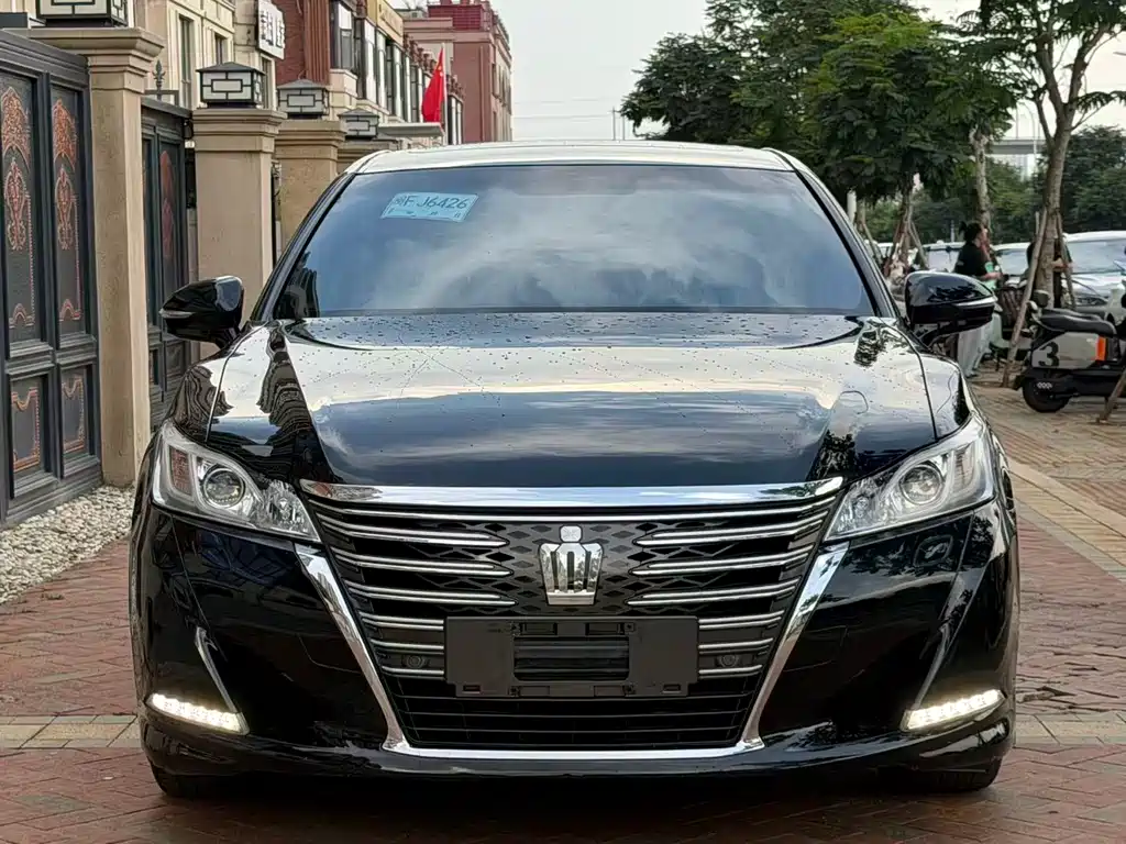 Toyota Crown 2016