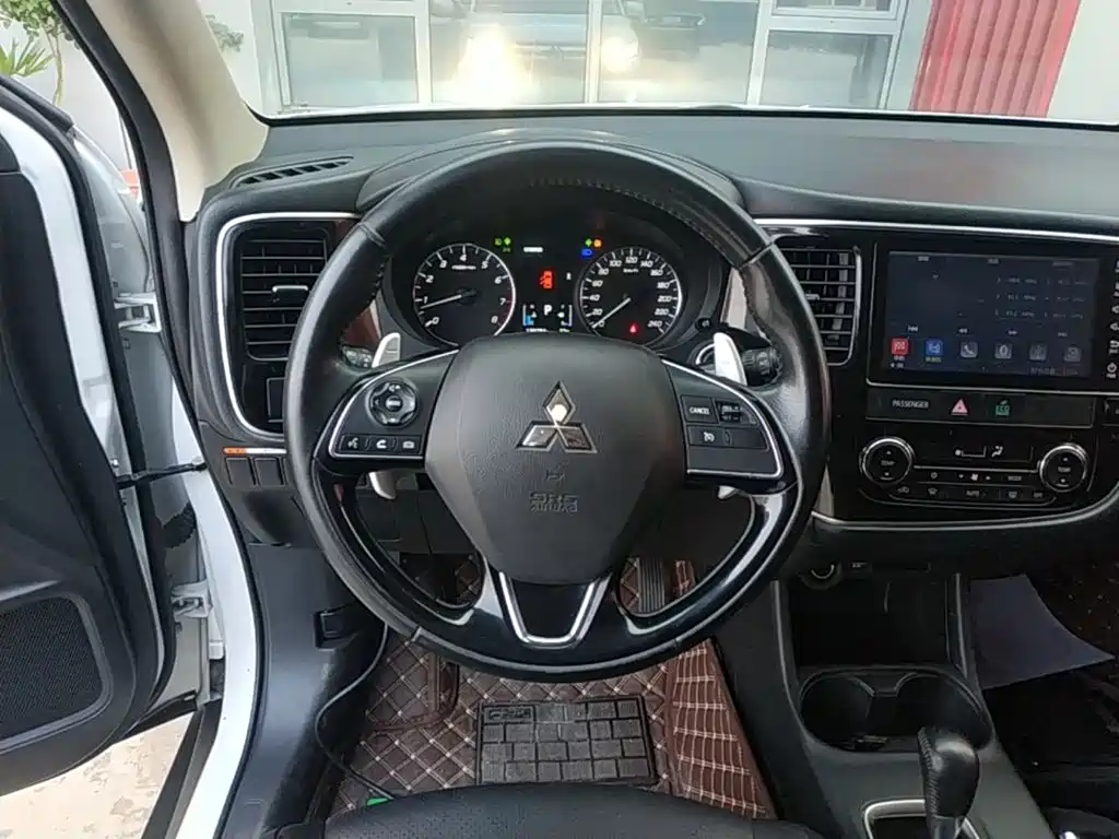 Mitsubishi Outlander 2017 — фото 11