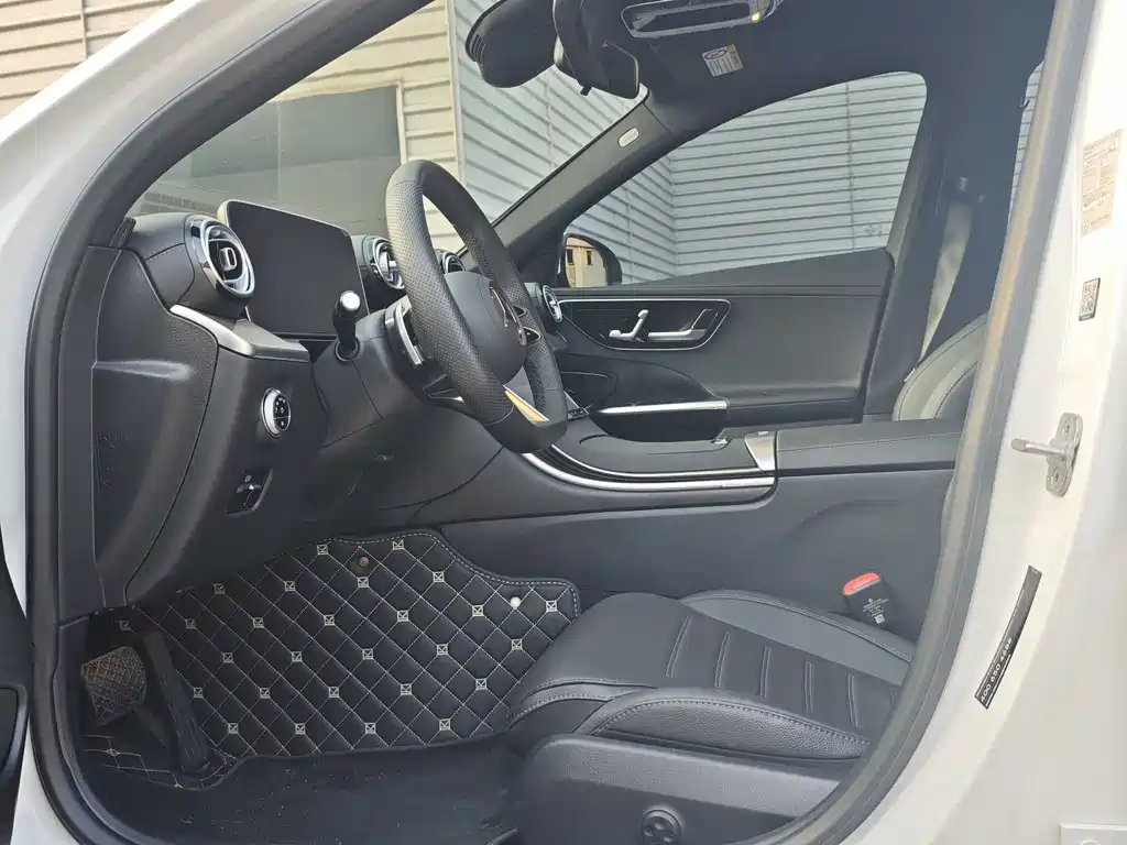 Mercedes-Benz C-Class 2025 — фото 15