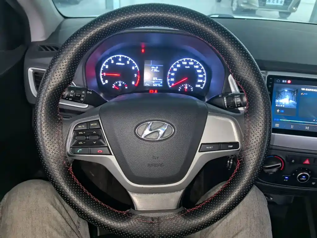 Hyundai Verna 2018 — фото 11