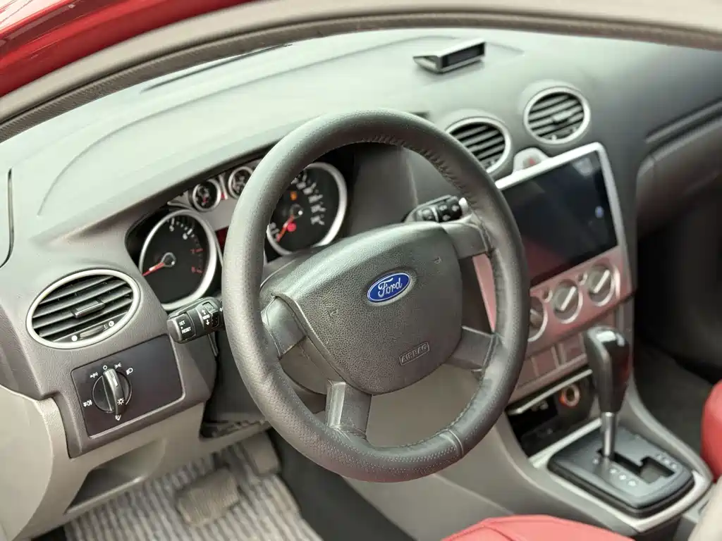 Ford Focus 2015 — фото 10