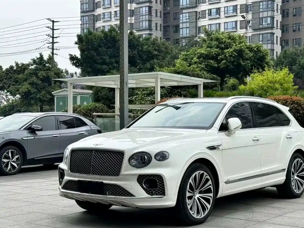 Bentley Bentayga Plug-In Hybrid 2022 — фото 1