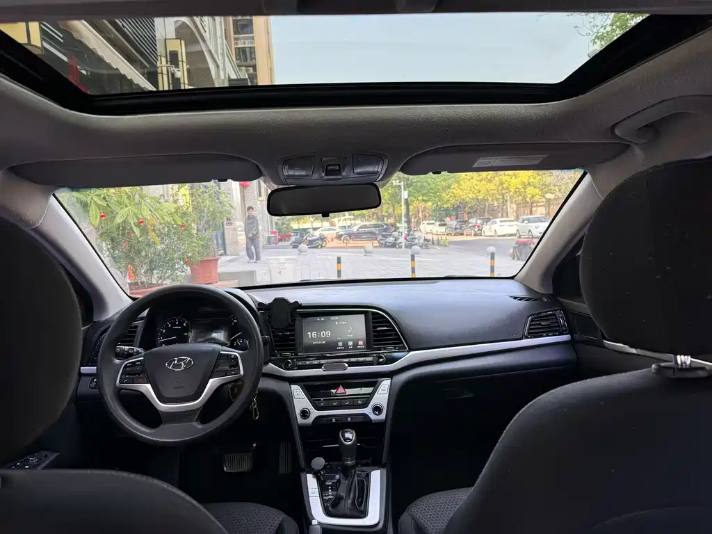 Hyundai Elantra 2018 — фото 4