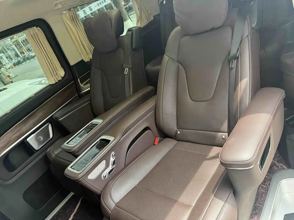 Mercedes-Benz V-Class 2023 — фото 11