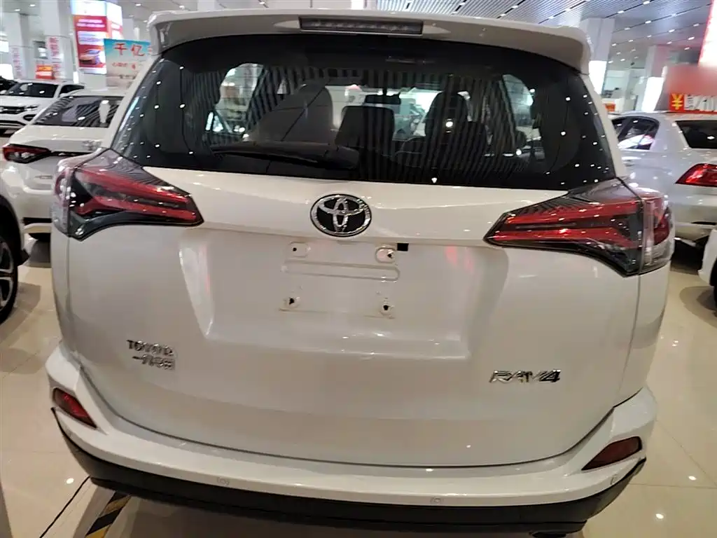 Toyota RAV4 2019 — фото 6