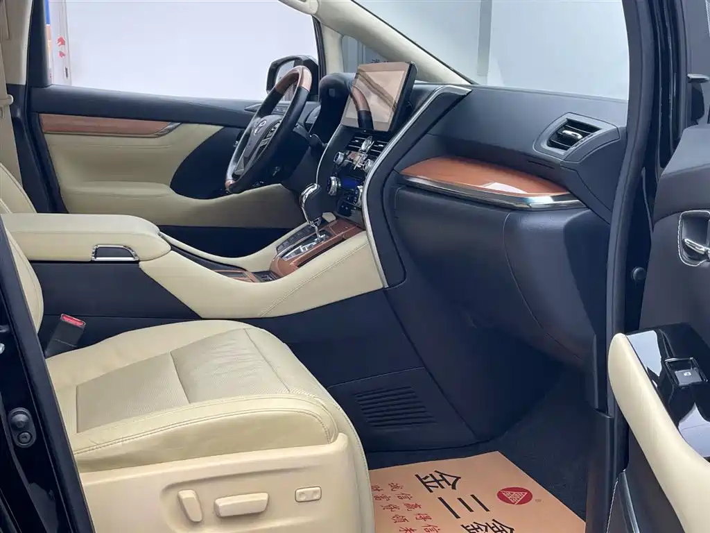 Toyota Alphard 2020 — фото 31