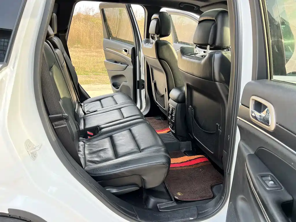 Jeep Grand Cherokee 2017 — фото 17