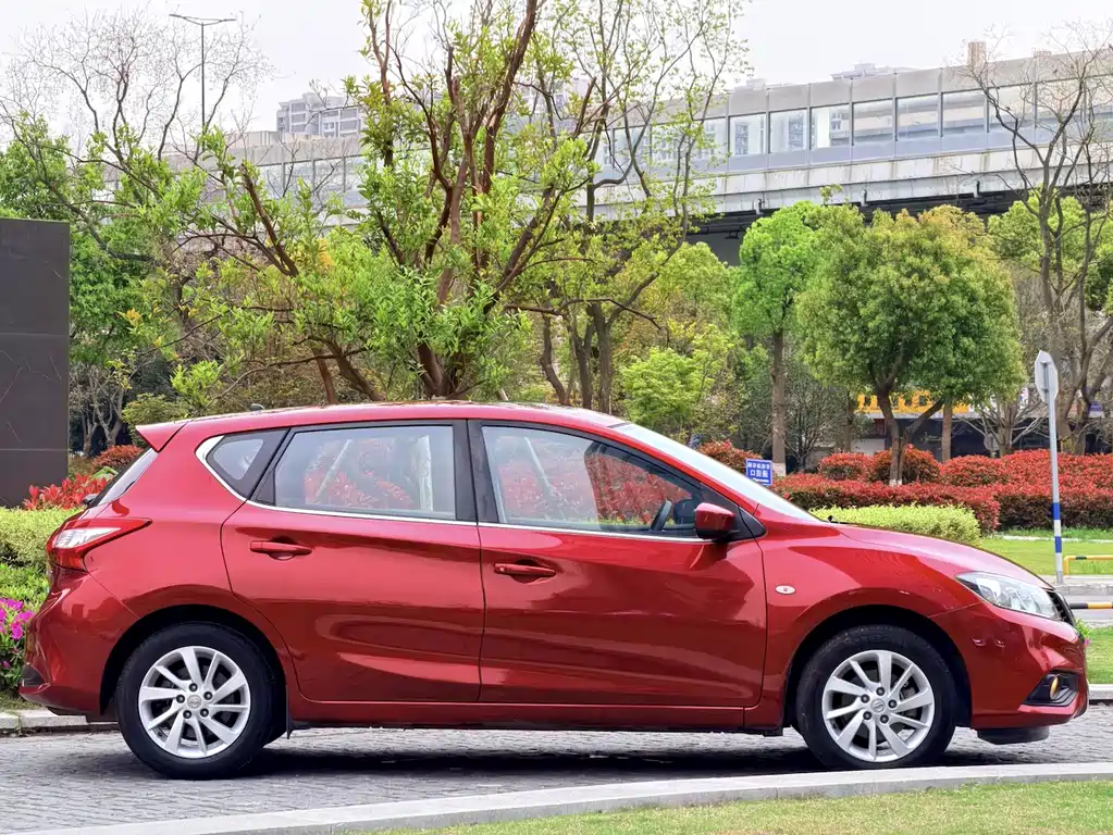 Nissan Tiida 2017 — фото 13