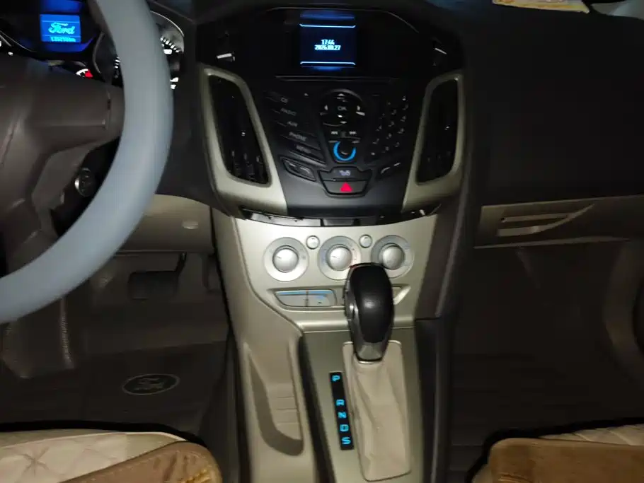 Ford Focus 2014 — фото 13