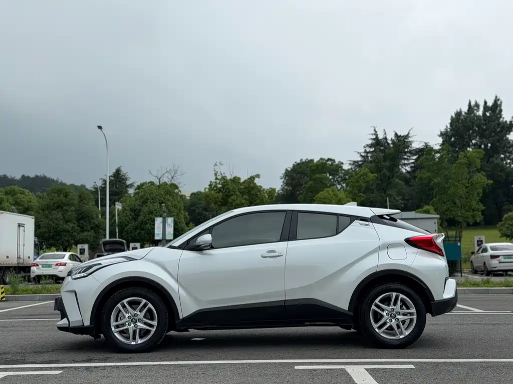 Toyota C-HR 2023 — фото 4