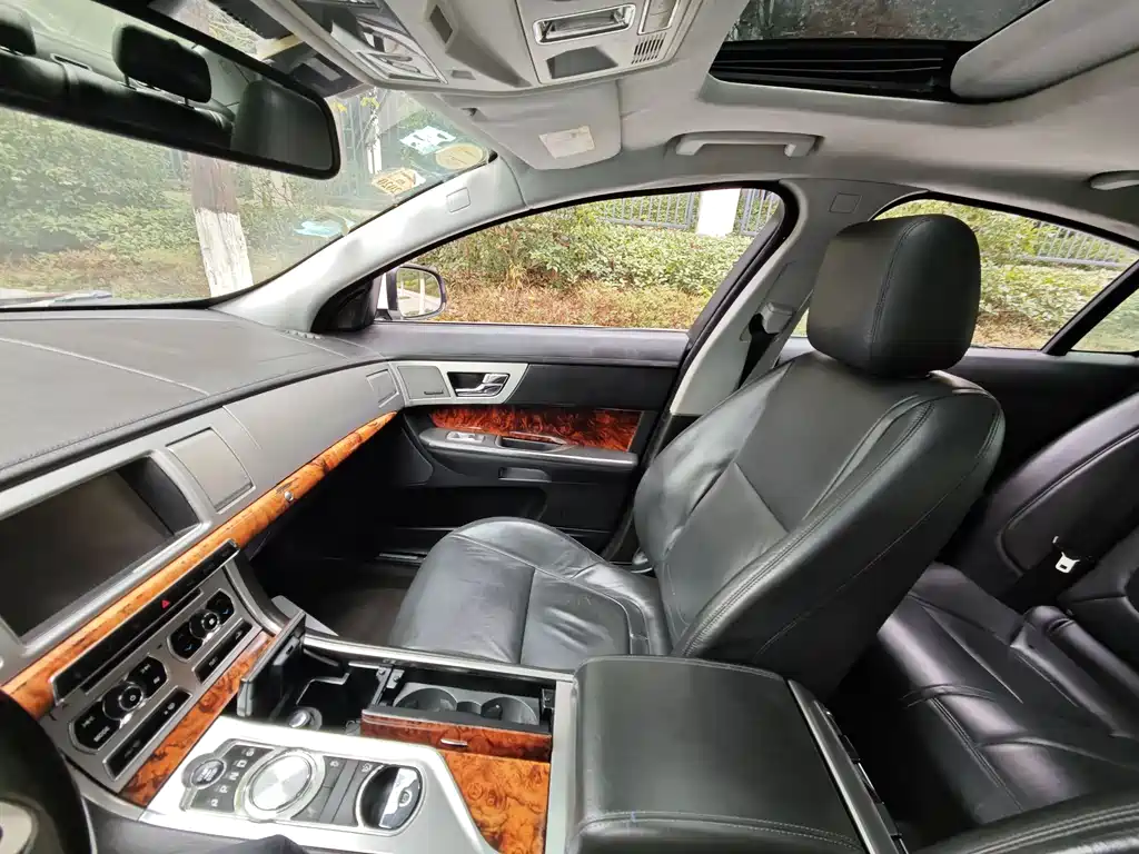 Jaguar XF 2014 — фото 10
