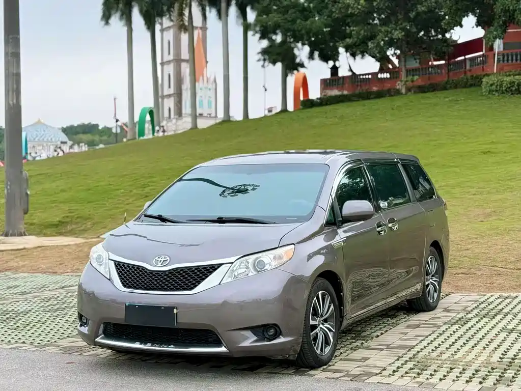 Toyota Sienna 2015 — фото 3