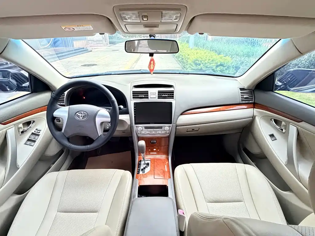 Toyota Camry 2014 — фото 12